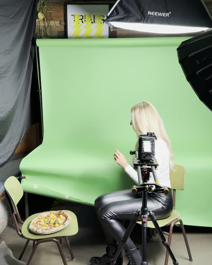 Giazzo (Produktionstag): Greenscreen-Studio am Drehtag, das Model setzt sich vor die Kamera