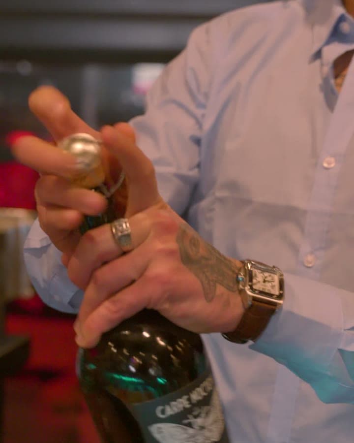 Monchis: der Barkeeper gießt einen Spritz ein, der Kellner trägt ihn durch den Gastraum
