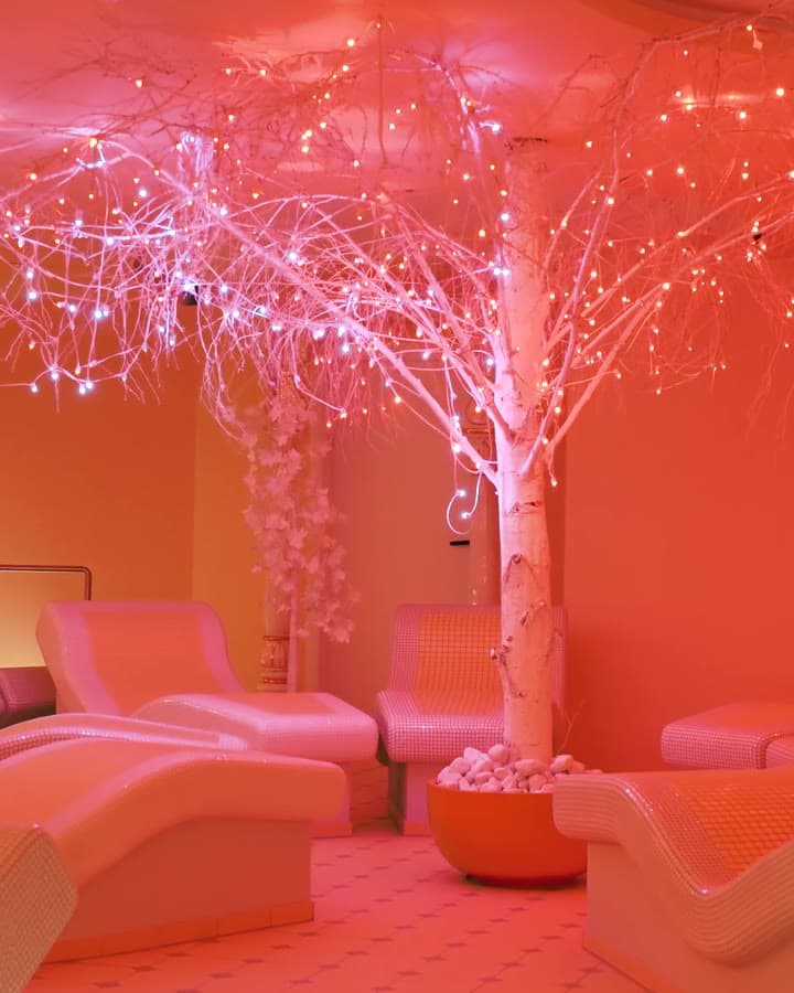 Taunus Therme: Ruheraum mit beleuchtetem Lichterbaum, langsame Kamerafahrt